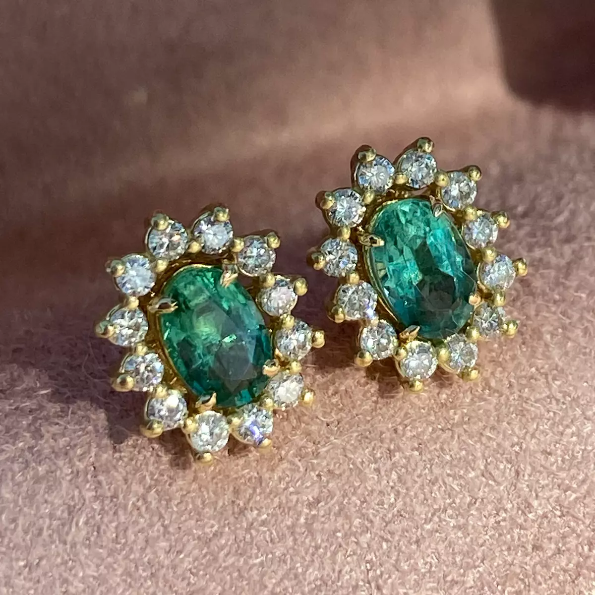 Brinco-oval-com-esmeraldas-e-diamantes-4