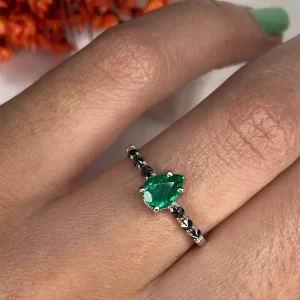 Anel com esmeralda e diamantes negros
