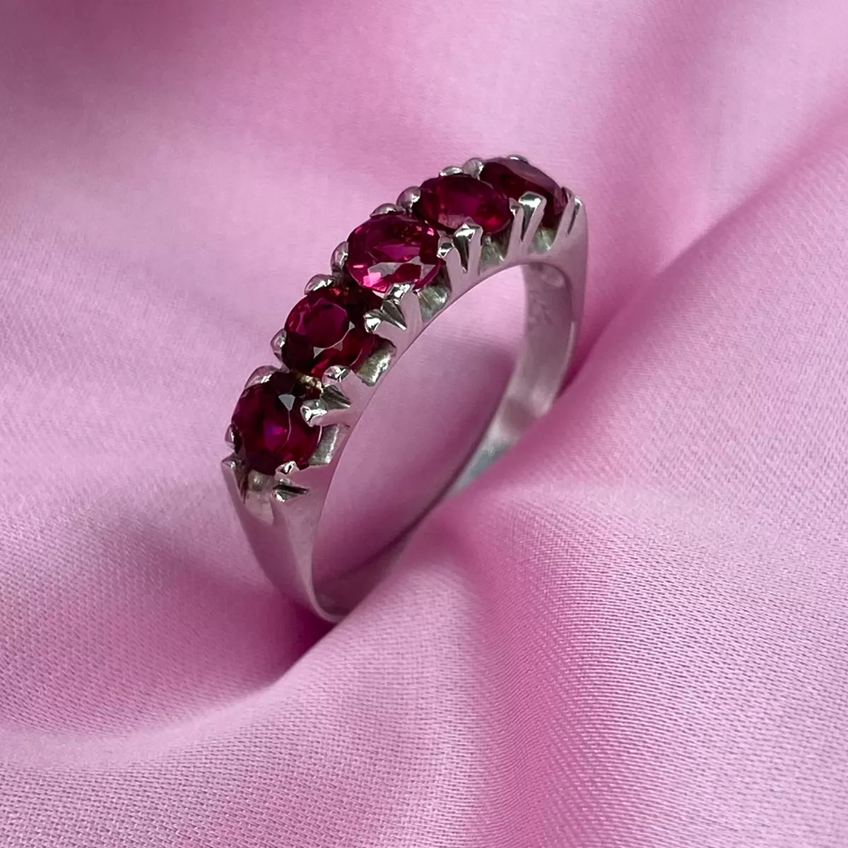 Anel-meia-alianca-com-turmalinas-rosas-6