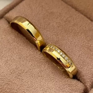 Par de alianças em ouro com diamantes